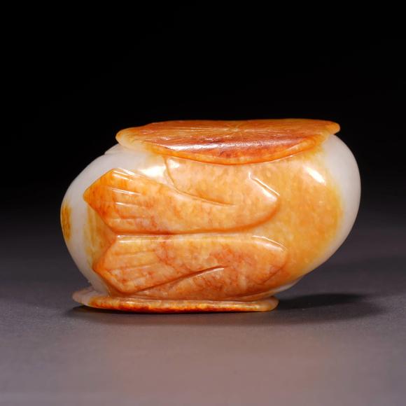 鐮倉美術(shù)清 和田白玉籽料鵝銜蓮把件