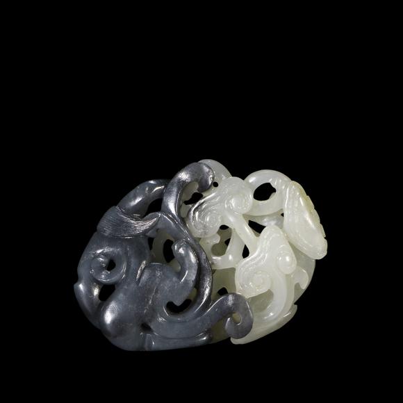 鐮倉(cāng)美術(shù)清 和田玉青花籽料巧雕螭龍紋珮