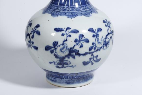 弘楊株式會(huì)社青花福祿壽紋蒜頭瓶