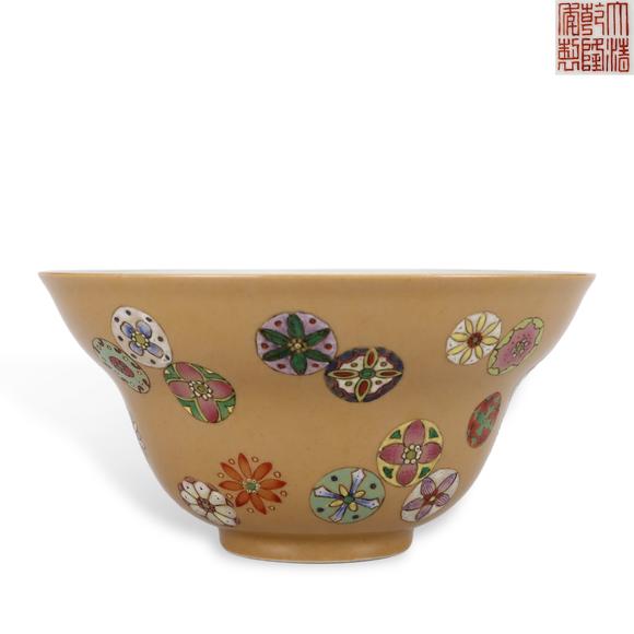 鐮倉(cāng)美術(shù)清乾隆 米黃釉粉彩皮球花紋折腰碗