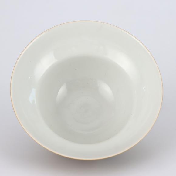 鐮倉(cāng)美術(shù)清乾隆 米黃釉粉彩皮球花紋折腰碗