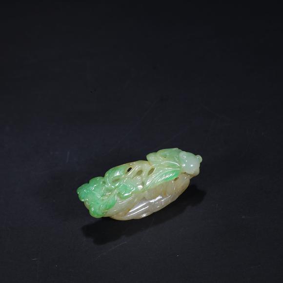 鐮倉(cāng)美術(shù)清 翡翠雕螳螂絲瓜掛件