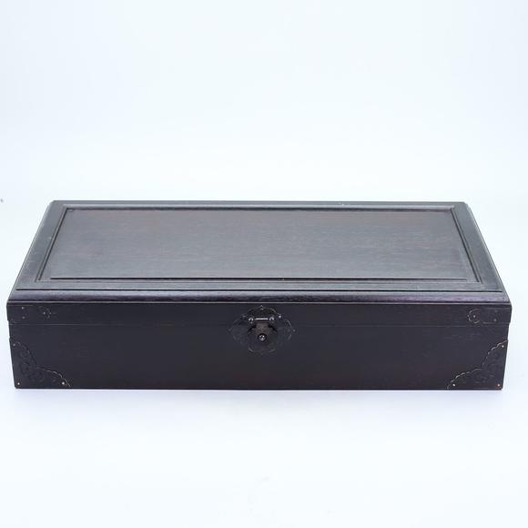 東京蕓術(shù)寶物箱子一套內(nèi)有和掐絲鑲嵌和田玉如意，筆洗，筆架，青玉鑲嵌和田玉鎮(zhèn)紙