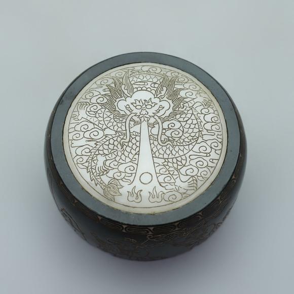 東京蕓術(shù)寶物箱子一套內(nèi)有和掐絲鑲嵌和田玉如意，筆洗，筆架，青玉鑲嵌和田玉鎮(zhèn)紙