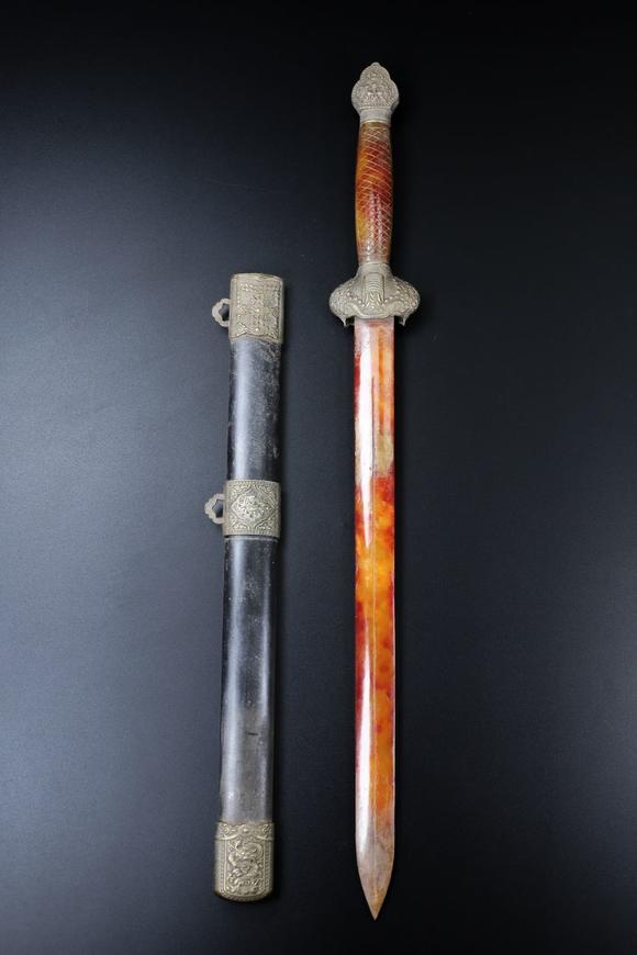 東京蕓術(shù)舊藏和田玉劍帶翹
