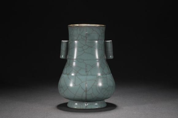 東京蕓術(shù)舊藏宋代官窯青釉（乾隆御題）鑲金扣出筋弦紋貫耳瓶
