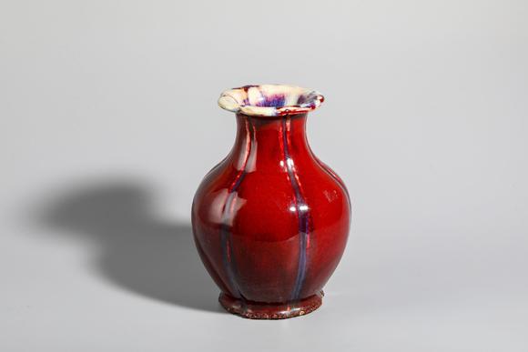 中鸿信清中期 窑变红釉石榴尊