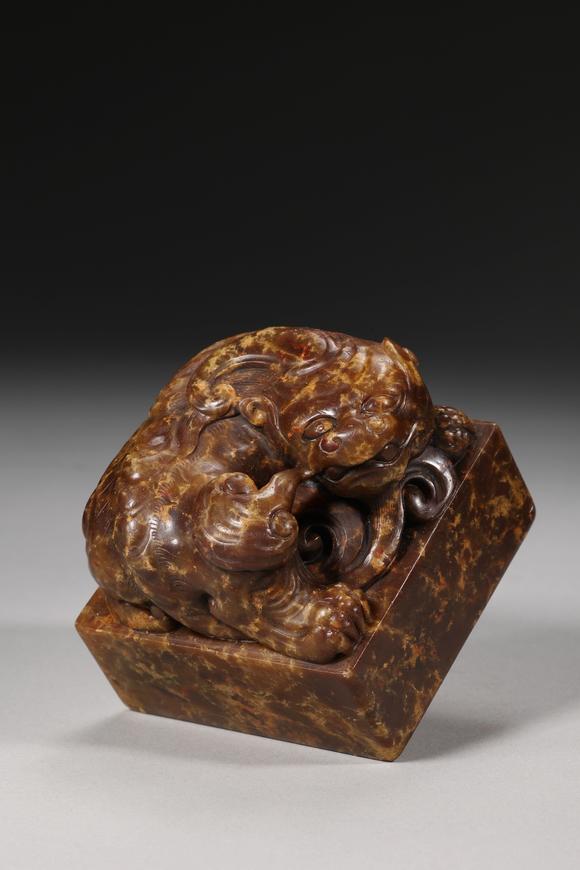 京都国际美术清代青田石瑞獸紋印章兩件