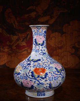 大清乾隆年制款青花加粉彩纏枝牡丹紋荸薺瓶