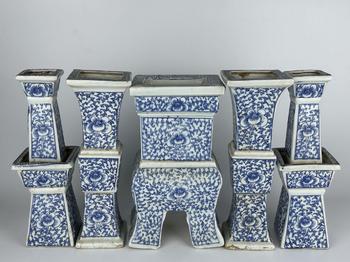 清嘉慶 青花纏枝蓮五供一套