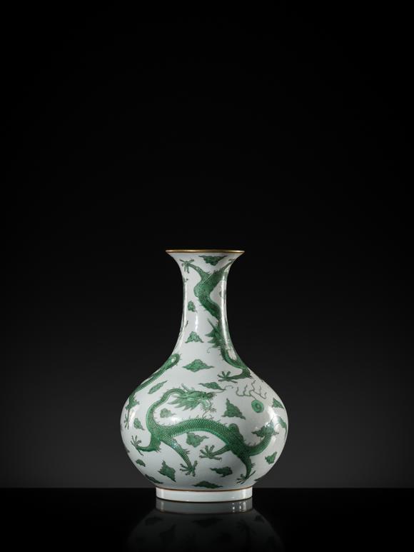 Galerie ZackeAN EXCEPTIONALLY RARE IMPERIAL ‘FIVE DRAGONS' BOTTLE VASE, DAOGUANG MARK AND PERIOD
