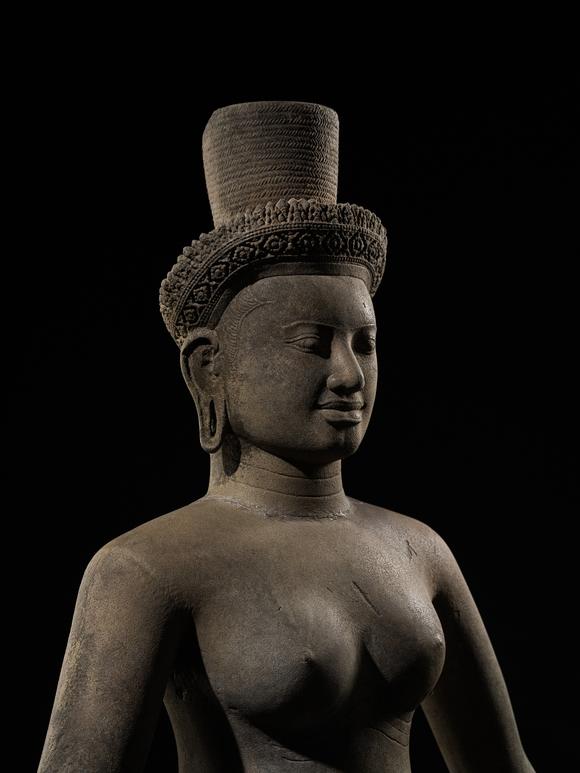Galerie ZackeA MONUMENTAL (183 CM) SANDSTONE FIGURE OF A DANCING UMA, ANGKOR PERIOD, KOH KER STYLE
