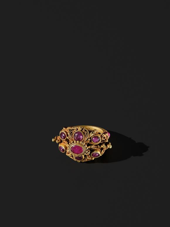 Galerie ZackeA GEMSTONE INLAID GOLD RING, THAILAND, AYUTTHAYA PERIOD, 17TH-18TH CENTURY