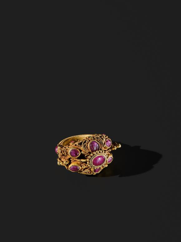 Galerie ZackeA GEMSTONE INLAID GOLD RING, THAILAND, AYUTTHAYA PERIOD, 17TH-18TH CENTURY