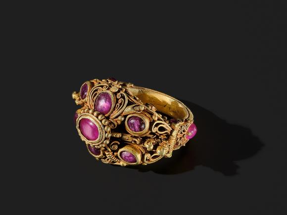 Galerie ZackeA GEMSTONE INLAID GOLD RING, THAILAND, AYUTTHAYA PERIOD, 17TH-18TH CENTURY