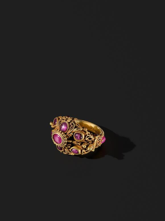 Galerie ZackeA GEMSTONE INLAID GOLD RING, THAILAND, AYUTTHAYA PERIOD, 17TH-18TH CENTURY