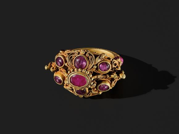 Galerie ZackeA GEMSTONE INLAID GOLD RING, THAILAND, AYUTTHAYA PERIOD, 17TH-18TH CENTURY