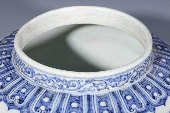 SEAVIEW AUCTIONS PTY LTD Fine Chinese antique 14th - 17th century blue and white jar