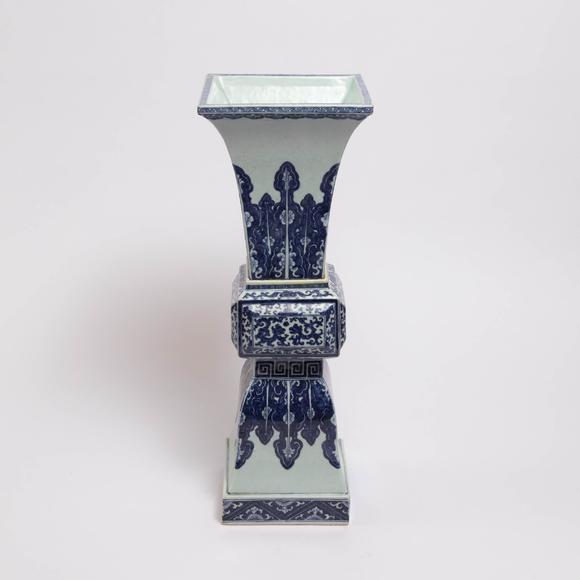 Waddington'sA Large Blue and White Faceted Beaker Altar Vase, Qianlong Period, 18th Century, 清 乾隆 青花仿古螭龍紋大方觚