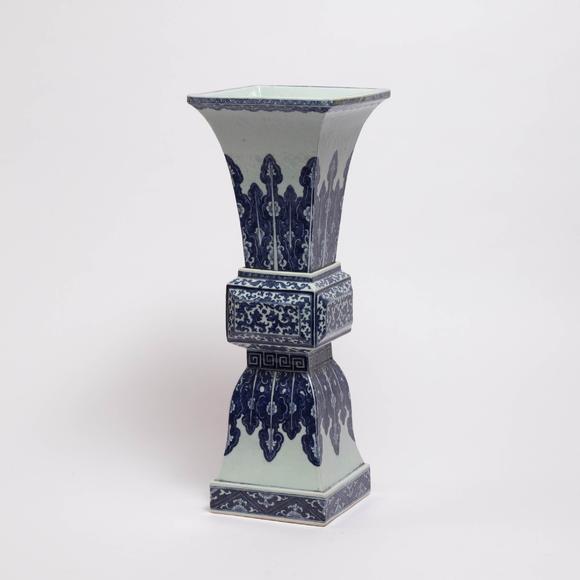 Waddington'sA Large Blue and White Faceted Beaker Altar Vase, Qianlong Period, 18th Century, 清 乾隆 青花仿古螭龍紋大方觚