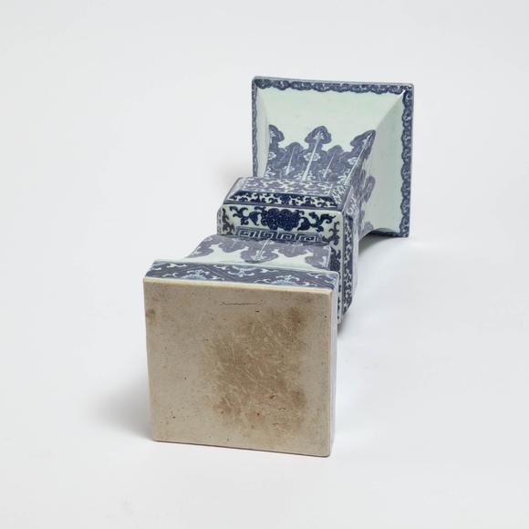 Waddington'sA Large Blue and White Faceted Beaker Altar Vase, Qianlong Period, 18th Century, 清 乾隆 青花仿古螭龍紋大方觚