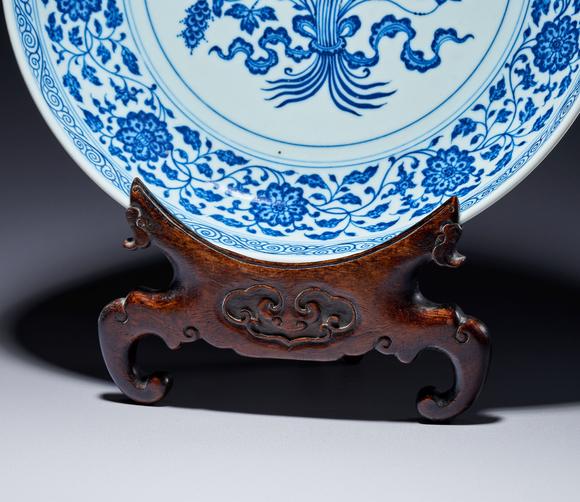 Kew AuctionsA MING-STYLE BLUE AND WHITE LOTUS BOUQUET DISH, YONGZHENG MARK AND PERIOD