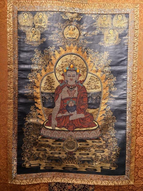 東京SAKURA拍賣(mài)（東京櫻花拍賣(mài)）十八世紀(jì) 黑地描金珍珠堆繡寶冠釋迦牟尼唐卡