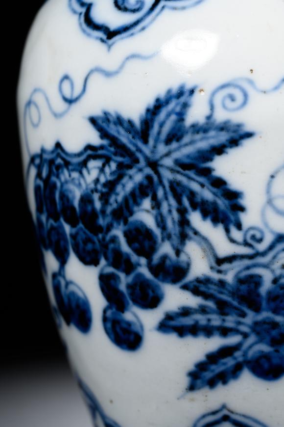 日本勝美商事株式會(huì)社明宣德款青花花鳥(niǎo)葡萄紋罐