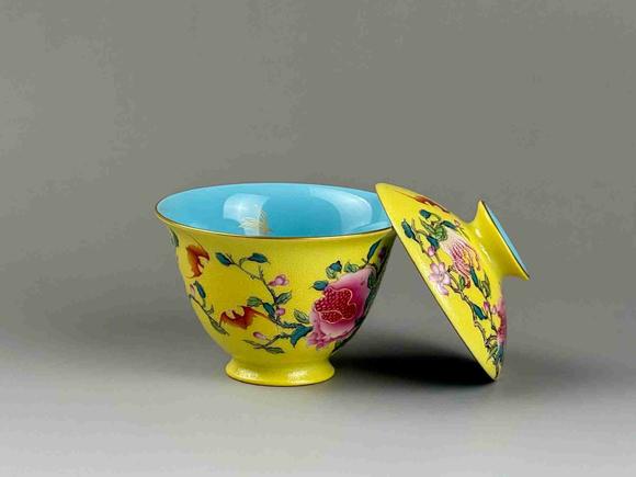 日本松町古美黃地地鳳尾草扒花 佛手 壽桃 石榴 蝙蝠描金三多蓋碗
