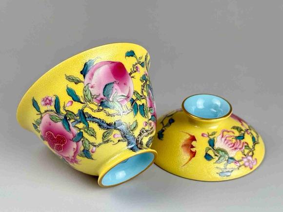 日本松町古美黃地地鳳尾草扒花 佛手 壽桃 石榴 蝙蝠描金三多蓋碗