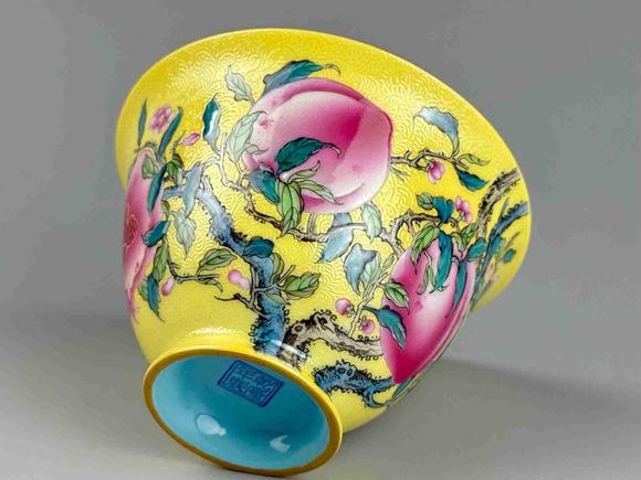 日本松町古美黃地地鳳尾草扒花 佛手 壽桃 石榴 蝙蝠描金三多蓋碗