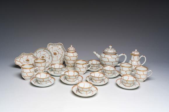 Coronari Auctions BVAn extensive Chinese partly gilt 'butterfly' tea set, Qianlong