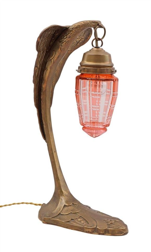 Derksen Veilingbedrijf4036.Brass table lamp in the shape of a bird, with cut glass shade, in Art Deco style, 49 cm high