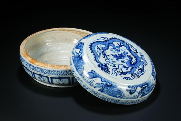 JUBAO HALL AUCTION HOUSE INCPre-Ming Dynasty Underglaze Blue Dragon Pattern Covered Box