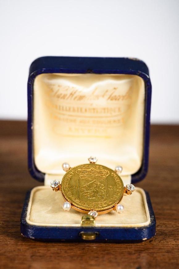 Loeckx AuctioneersDutch gold coin \'14 gulden\' (1760) mounted as a br…