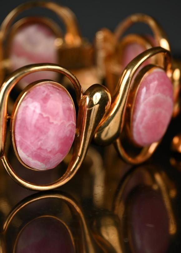Loeckx AuctioneersA gold bracelet en hanger with rhodonite …