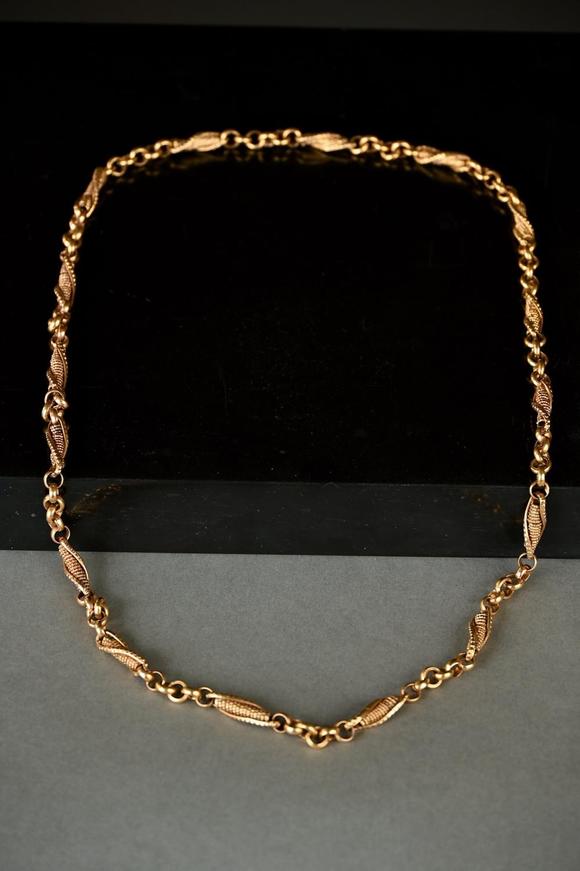 Loeckx AuctioneersA necklace in yellow gold (no hallmarks)…