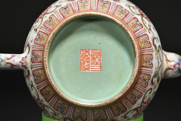 三杉美術(shù)清 粉彩纏枝花卉紋茶壺（壺嘴有修）