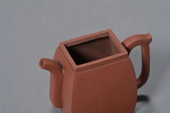 三杉美術(shù)紫砂小方壺