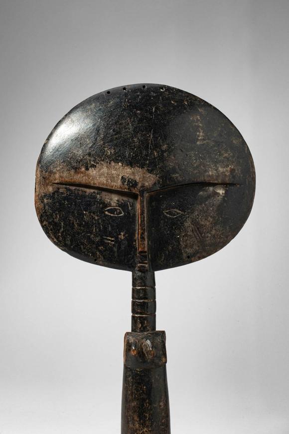 Apollo Art AuctionsCa. late 19th - early 20th century AD. >
An Ashanti doll carved in wood with a large disc-shaped
