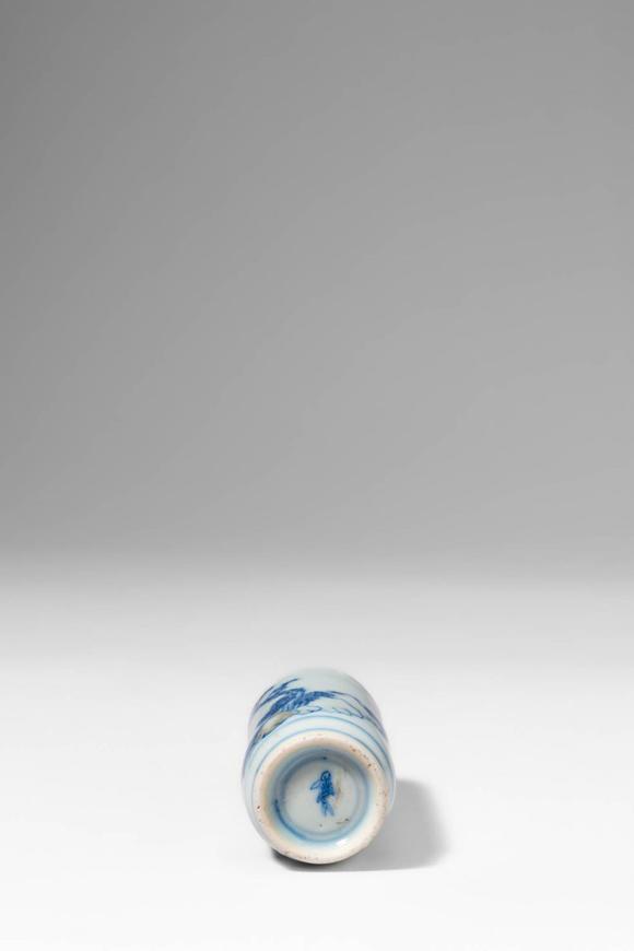 Apollo Art AuctionsQing Dynasty, Ca. AD 1644 - 1912. >
A porcelain snuff bottle of elegant cylindrical form with gen