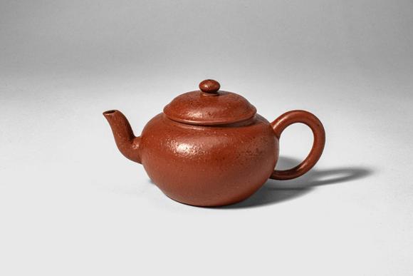 Apollo Art AuctionsQing Dynasty, Ca. AD 1644 - 1912. >
A teapot of a compressed globular form, the rounded body risi