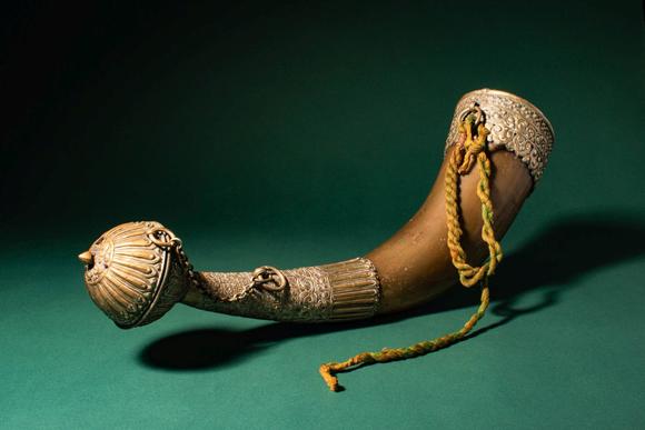 Apollo Art AuctionsCa. 19th century AD. >
A beautiful Tibetan drinking horn (chaang horn), formed from a natural bov
