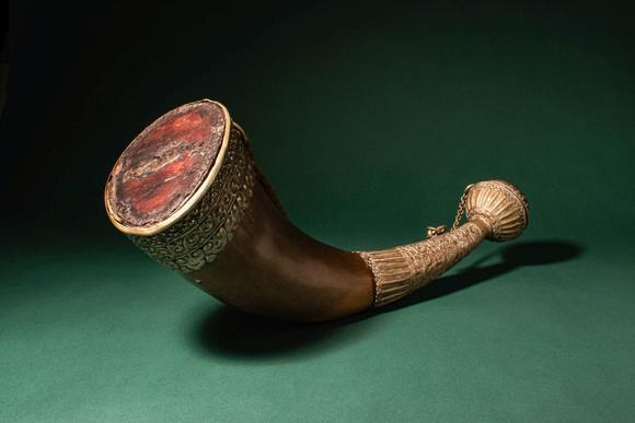 Apollo Art AuctionsCa. 19th century AD. >
A beautiful Tibetan drinking horn (chaang horn), formed from a natural bov