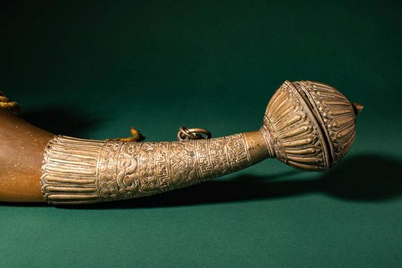 Apollo Art AuctionsCa. 19th century AD. >
A beautiful Tibetan drinking horn (chaang horn), formed from a natural bov
