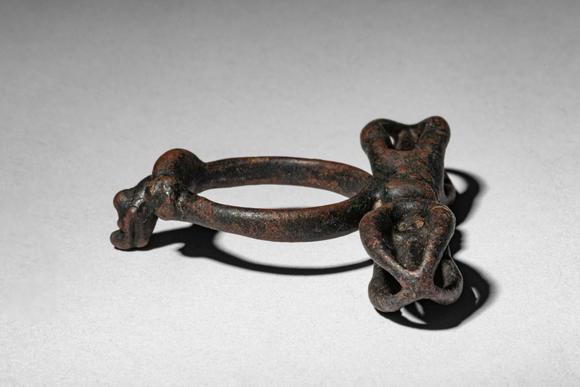 Apollo Art AuctionsDali Kingdom, Ca. 12th century AD. >
A cast bronze ring combining a vajra form with an integral r