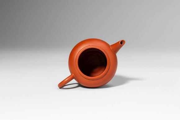 Apollo Art AuctionsQing Dynasty, Ca. AD 1644 - 1912. >A Yixing teapot of classic globular form, the rounded body ris