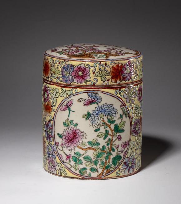 Bertolami Fine ArtA cylindrical porcelain container with a lid decorated with plant motifs and medallions of peonies and butterflies. China, 20th century.