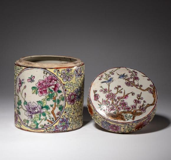 Bertolami Fine ArtA cylindrical porcelain container with a lid decorated with plant motifs and medallions of peonies and butterflies. China, 20th century.