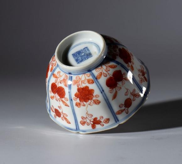 Bertolami Fine ArtPainted export porcelain bowl with floral decorations in Imari style, China, early 20th century